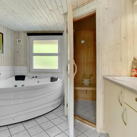 Semesterbostad Cozy Home In Augustenborg With Sauna