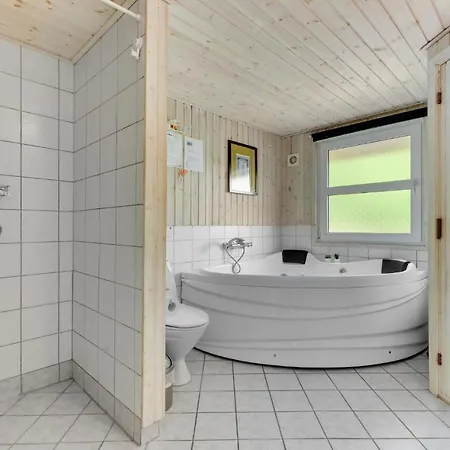 Semesterbostad Cozy Home In Augustenborg With Sauna Asserballeskov
